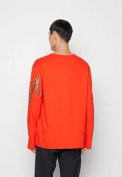 J.Lindeberg Camilo GraphicMaglietta A Manica LungaFiery Red Uomo T-shirt E Polo JL122O06I-G11 -Vendite Boss 05e0ba6618a74c5f8e14cf5c21a724e4