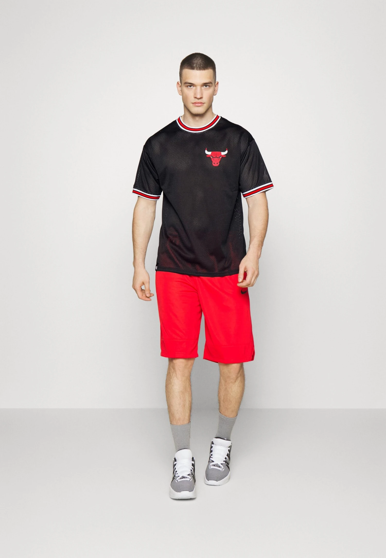 NEW ERA Nba Chicago BullsOversizeTeeSquadraBlack/Red Uomo T-shirt E Polo NE342D0N7-Q11 2 NEW ERA Nba Chicago BullsOversizeTeeSquadraBlack/Red Uomo T-shirt E Polo NE342D0N7-Q11 - immagine 2