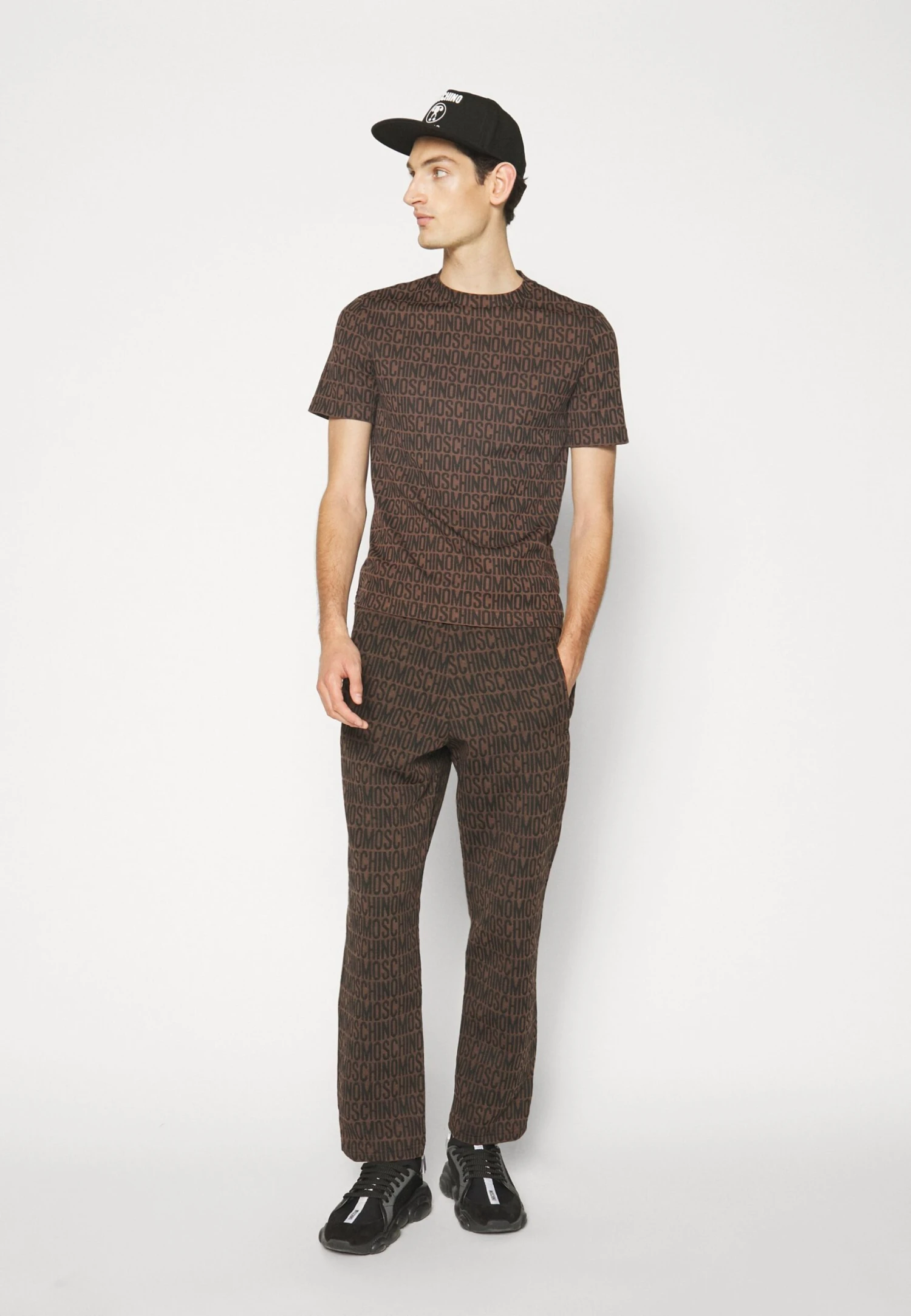 MOSCHINO TrousersPantaloni SportiviFantasy Brown Uomo Pantaloni 6MO22E01X-O11 5 MOSCHINO TrousersPantaloni SportiviFantasy Brown Uomo Pantaloni 6MO22E01X-O11 - immagine 5