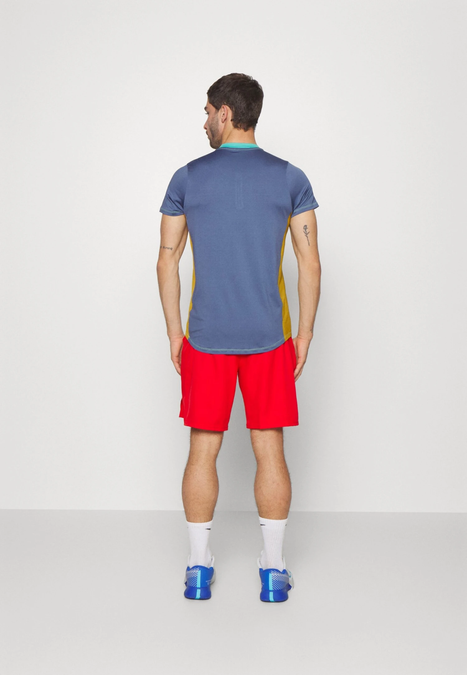 Nike Performance AdvantageT-Shirt SportBronzine/Diffused Blue/Washed Teal/White Uomo T-shirt E Polo N1242D4K9-O11 3 Nike Performance AdvantageT-Shirt SportBronzine/Diffused Blue/Washed Teal/White Uomo T-shirt E Polo N1242D4K9-O11 - immagine 3