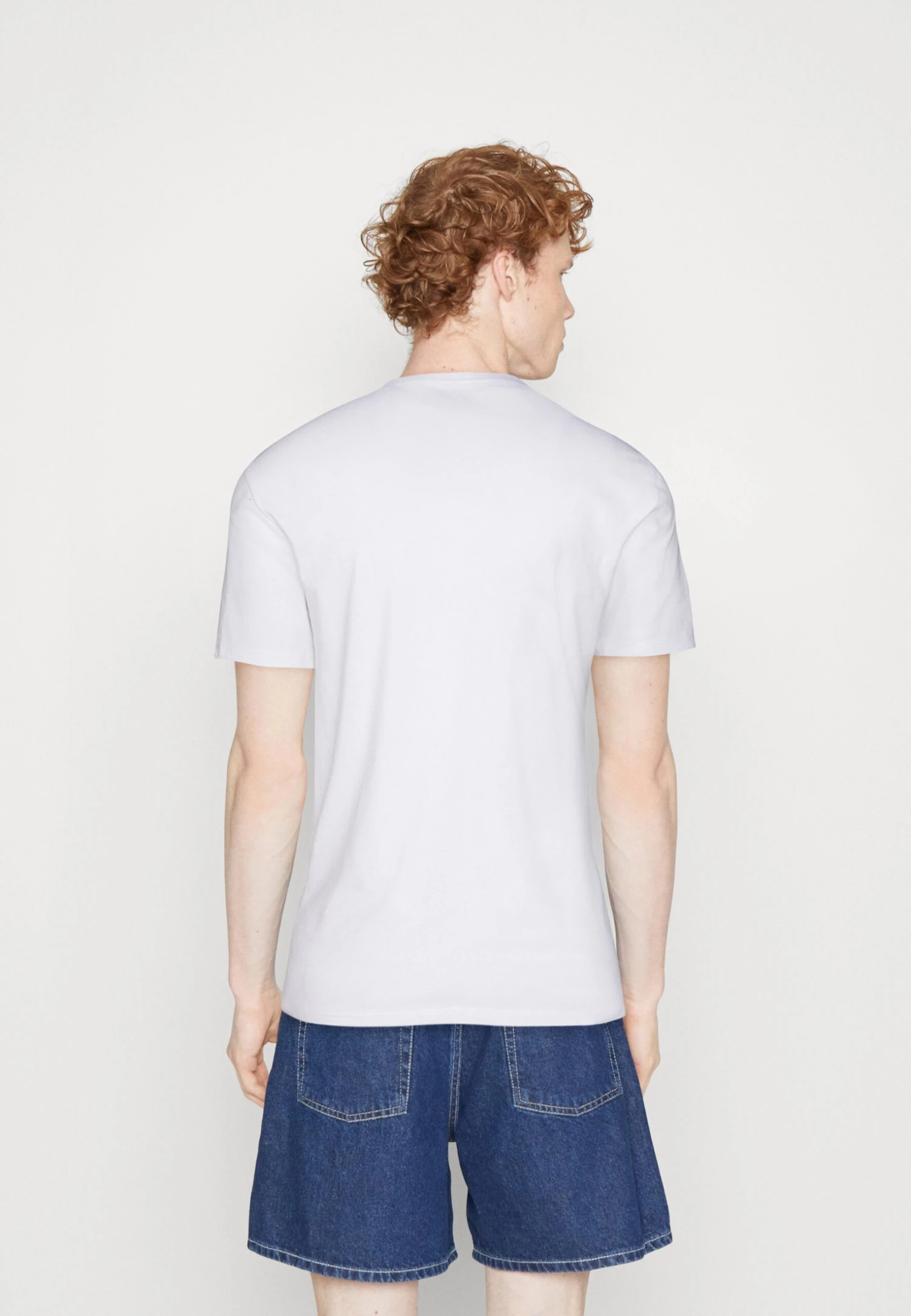 Guess Vn Ss CoreT-Shirt BasicPure White Uomo T-shirt E Polo GU122O11Z-A11 3 Guess Vn Ss CoreT-Shirt BasicPure White Uomo T-shirt E Polo GU122O11Z-A11 - immagine 3