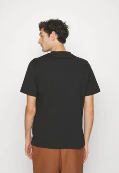 Les Deux FlagT-Shirt Con StampaBlack Uomo T-shirt E Polo LEP22O02L-Q11 8 Les Deux FlagT-Shirt Con StampaBlack Uomo T-shirt E Polo LEP22O02L-Q11 -Vendite Boss 22ec3b83c79d429d9273f14fffce5bd9