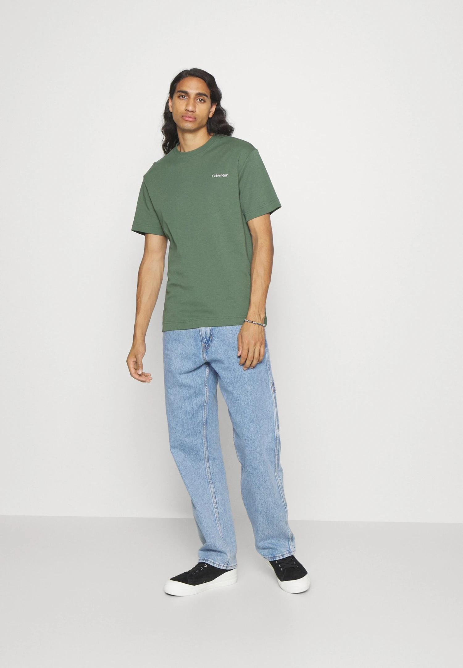 Calvin Klein Micro LogoT-Shirt BasicThyme Uomo T-shirt E Polo 6CA22O09L-M11 2 Calvin Klein Micro LogoT-Shirt BasicThyme Uomo T-shirt E Polo 6CA22O09L-M11 - immagine 2