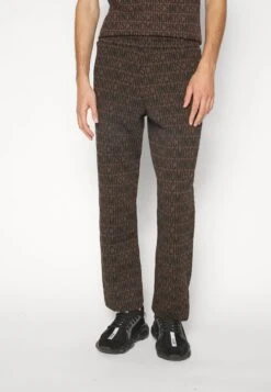MOSCHINO TrousersPantaloni SportiviFantasy Brown Uomo Pantaloni 6MO22E01X-O11 9 MOSCHINO TrousersPantaloni SportiviFantasy Brown Uomo Pantaloni 6MO22E01X-O11 -Vendite Boss 3494794bec444fd18cb2e6826fb12d57