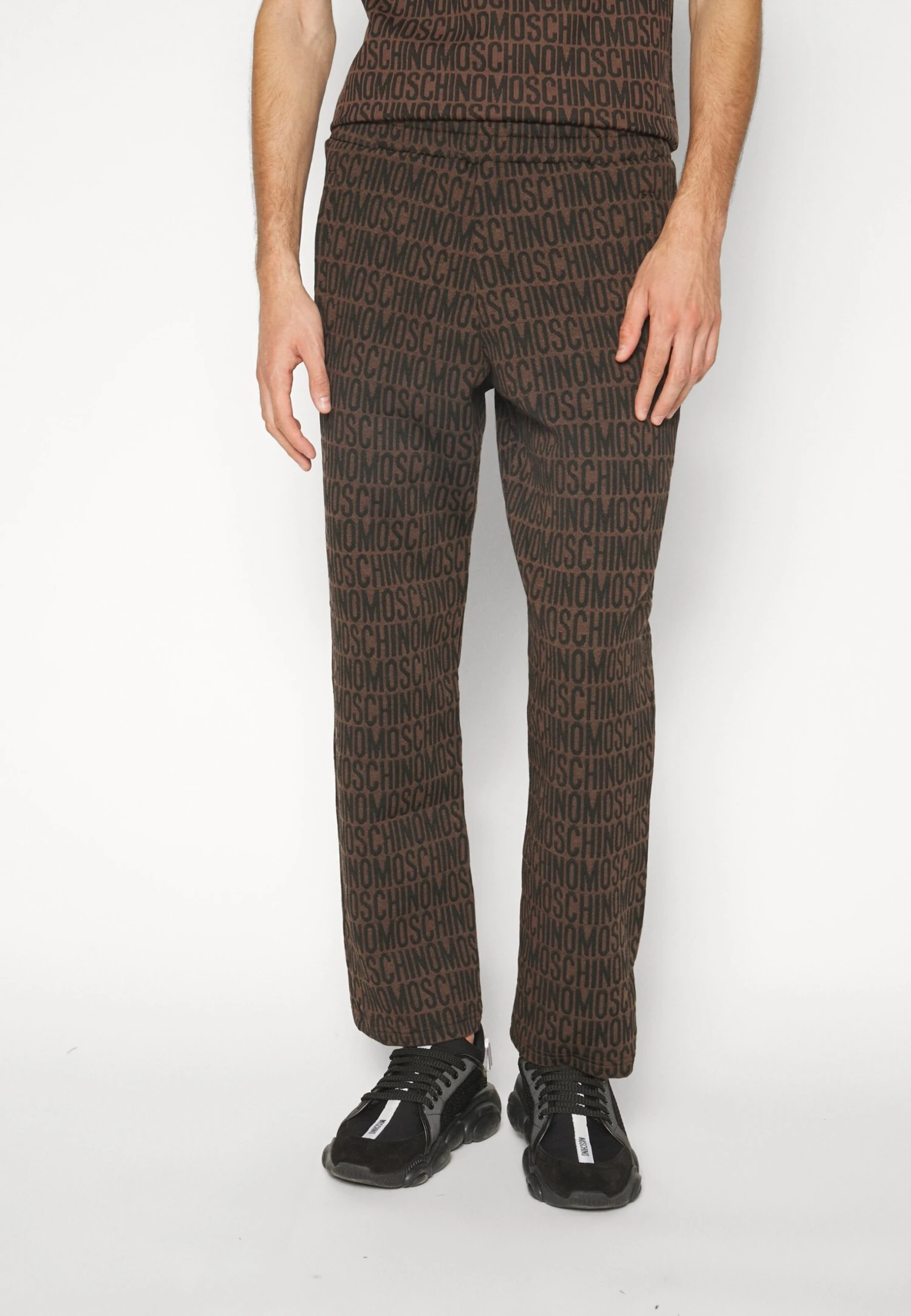 MOSCHINO TrousersPantaloni SportiviFantasy Brown Uomo Pantaloni 6MO22E01X-O11 3 MOSCHINO TrousersPantaloni SportiviFantasy Brown Uomo Pantaloni 6MO22E01X-O11 - immagine 3