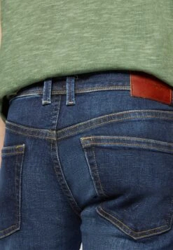 Pepe Jeans HatchJeans Slim FitDark-Blue Denim Uomo Jeans PE122G0GZ-K14 -Vendite Boss 3588f5a1610d416ea52e20fbf884b4fe