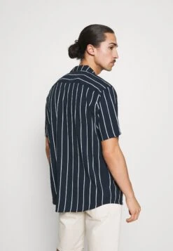 Pier One CamiciaDark Blue Uomo Camicie PI922D0BP-K11 -Vendite Boss 3f12c913f813437db6c235e82c1f5ead