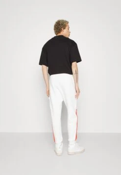 Nike Sportswear Air Pant Pantaloni SportiviSummit White/ Crimson Uomo Pantaloni NI122E0H0-A11 10 Nike Sportswear Air Pant Pantaloni SportiviSummit White/ Crimson Uomo Pantaloni NI122E0H0-A11 -Vendite Boss 4c53108534c44d8db73b904959e088be