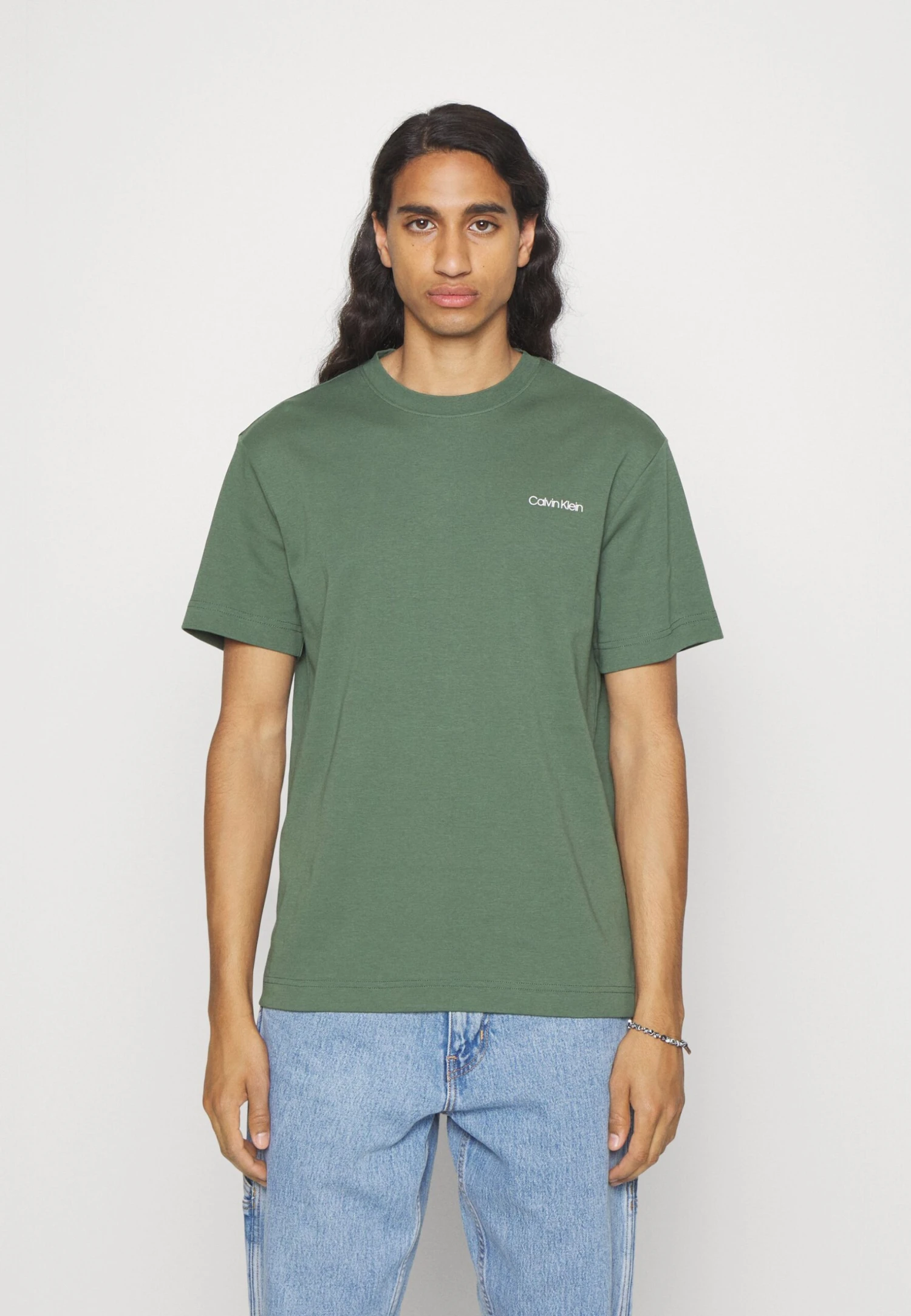 Calvin Klein Micro LogoT-Shirt BasicThyme Uomo T-shirt E Polo 6CA22O09L-M11 1 Calvin Klein Micro LogoT-Shirt BasicThyme Uomo T-shirt E Polo 6CA22O09L-M11