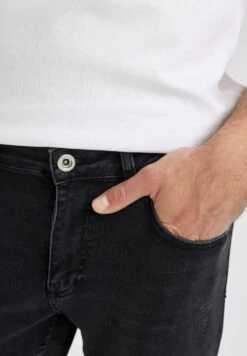 DeFacto Comfort Fit - Jeans Slim Fit - Black 8 DeFacto Comfort Fit - Jeans Slim Fit - Black -Vendite Boss 60af47bafe6243d0a5127144ab380270