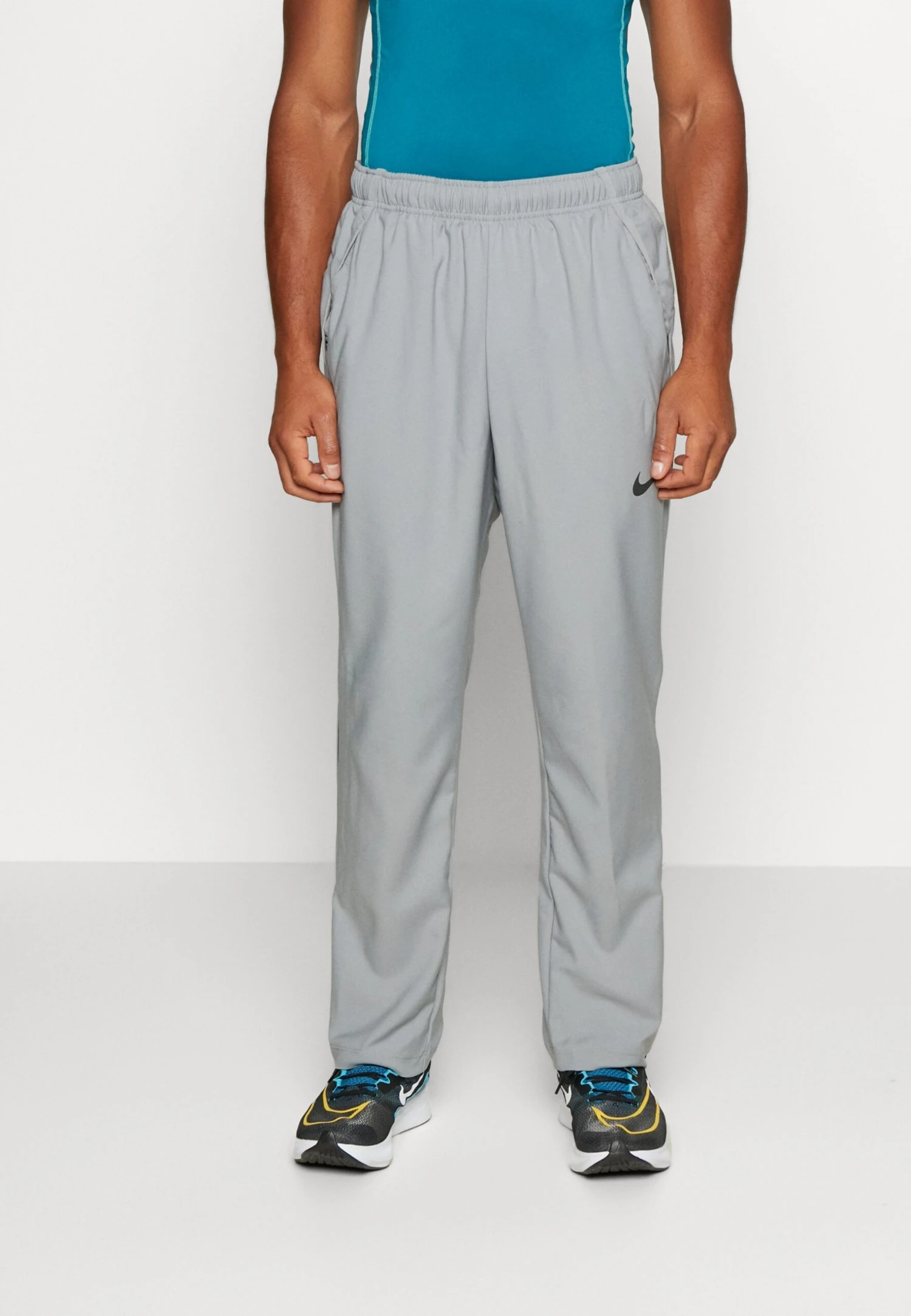 Nike Performance Team PantPantaloni SportiviParticle Grey/Black Uomo Pantaloni N1242E267-C11 1 Nike Performance Team PantPantaloni SportiviParticle Grey/Black Uomo Pantaloni N1242E267-C11
