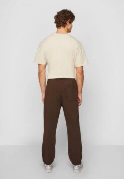 URBAN CLASSICS Sweatpants SpPantaloni SportiviBrown Uomo Pantaloni UR622J002-O11 13 URBAN CLASSICS Sweatpants SpPantaloni SportiviBrown Uomo Pantaloni UR622J002-O11 -Vendite Boss 69ca3fc4e8264d6e80eaec318b6ef6a1