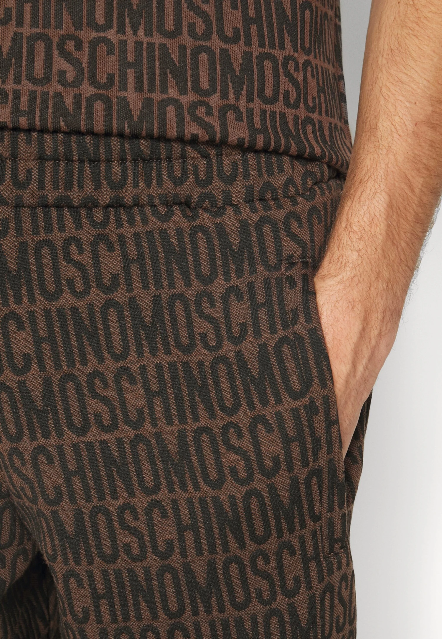 MOSCHINO TrousersPantaloni SportiviFantasy Brown Uomo Pantaloni 6MO22E01X-O11 7 MOSCHINO TrousersPantaloni SportiviFantasy Brown Uomo Pantaloni 6MO22E01X-O11 - immagine 7