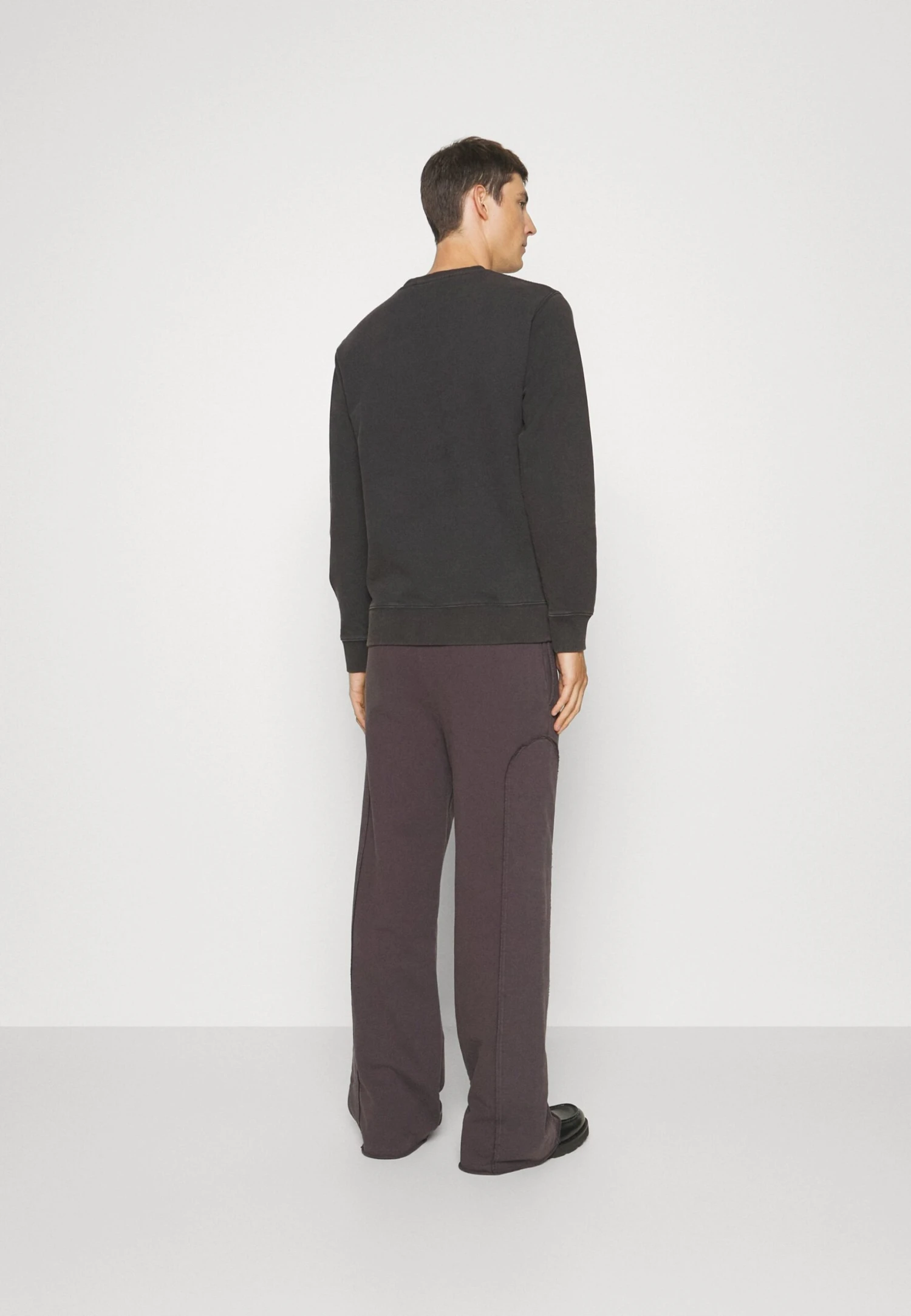 ETUDES Pantaloni SportiviBlack Washed Uomo Pantaloni ETF22E006-Q11 3 ETUDES Pantaloni SportiviBlack Washed Uomo Pantaloni ETF22E006-Q11 - immagine 3