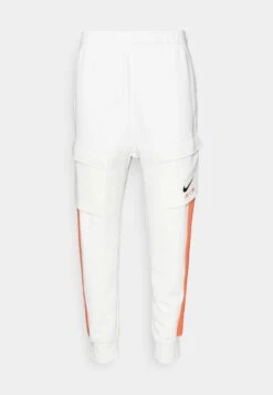 Nike Sportswear Air Pant Pantaloni SportiviSummit White/ Crimson Uomo Pantaloni NI122E0H0-A11 12 Nike Sportswear Air Pant Pantaloni SportiviSummit White/ Crimson Uomo Pantaloni NI122E0H0-A11 -Vendite Boss 86a1f87b76354d90ac5f69ab3926a342