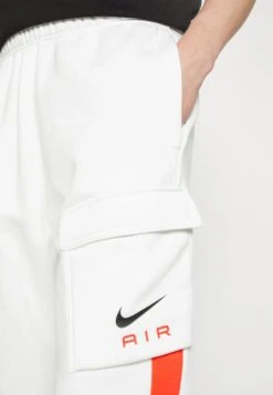 Nike Sportswear Air Pant Pantaloni SportiviSummit White/ Crimson Uomo Pantaloni NI122E0H0-A11 13 Nike Sportswear Air Pant Pantaloni SportiviSummit White/ Crimson Uomo Pantaloni NI122E0H0-A11 -Vendite Boss 86d9a6f6ba244f82a0bac6f08c04f558