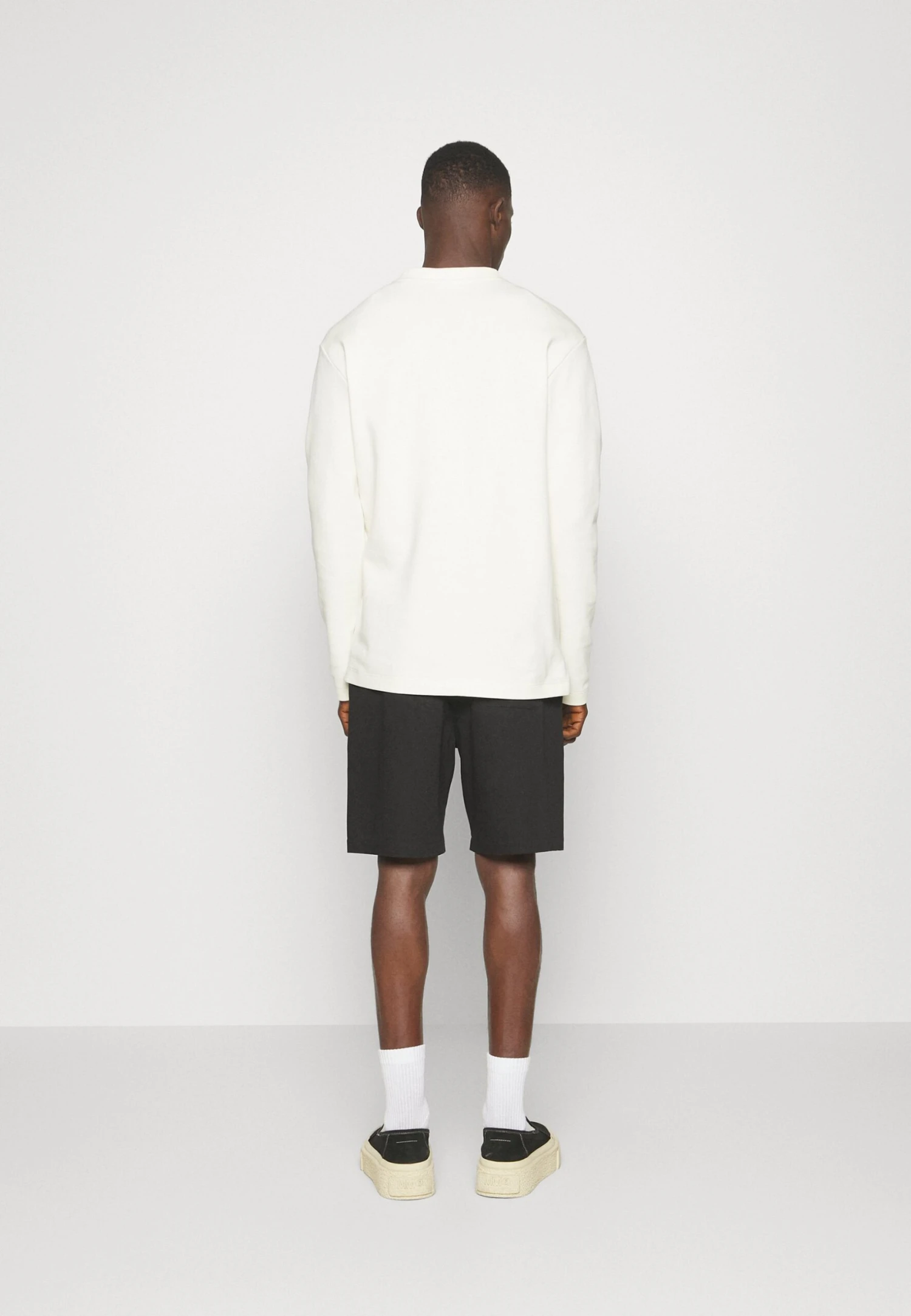 LogoMaglietta A Manica LungaOff White Uomo T-shirt E Polo NN922O01G-A11 3 LogoMaglietta A Manica LungaOff White Uomo T-shirt E Polo NN922O01G-A11 - immagine 3