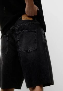 PULL & BEAR FadedBermuda Shorts Di JeansBlack Uomo Jeans PUC22F0DG-Q11 -Vendite Boss 9860463a6fff4e00bce79a471fb84b95