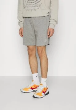 Nike Sportswear ClubShortsGrey Heather Uomo Pantaloni NI122F08D-C11 9 Nike Sportswear ClubShortsGrey Heather Uomo Pantaloni NI122F08D-C11 -Vendite Boss 995d69f877ab4a4e92c16b10819ea842