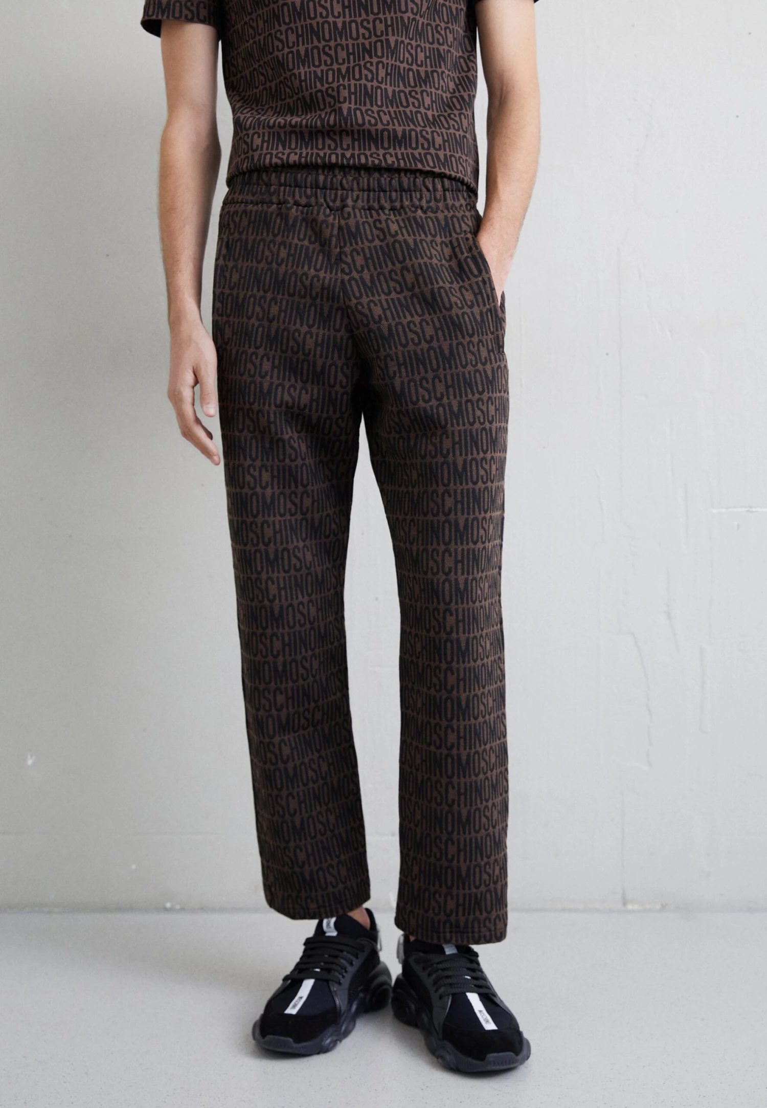 MOSCHINO TrousersPantaloni SportiviFantasy Brown Uomo Pantaloni 6MO22E01X-O11 1 MOSCHINO TrousersPantaloni SportiviFantasy Brown Uomo Pantaloni 6MO22E01X-O11