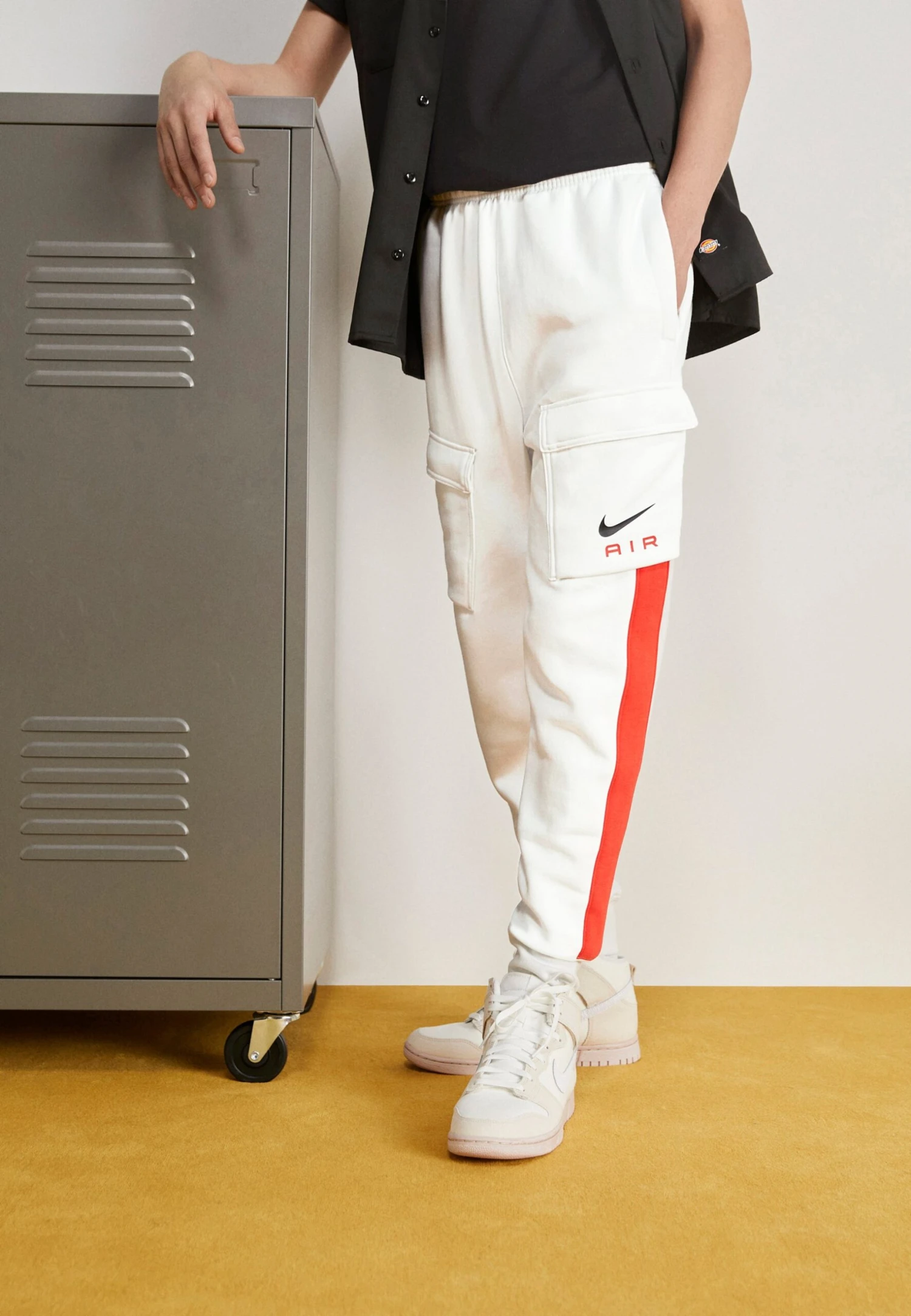 Nike Sportswear Air Pant Pantaloni SportiviSummit White/ Crimson Uomo Pantaloni NI122E0H0-A11 1 Nike Sportswear Air Pant Pantaloni SportiviSummit White/ Crimson Uomo Pantaloni NI122E0H0-A11