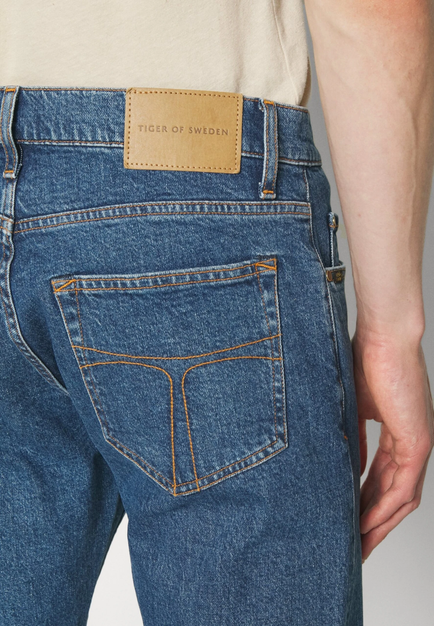 Tiger Of Sweden PistoleroJeans A SigarettaMedium Blue Uomo Jeans TI522G0AS-K11 5 Tiger Of Sweden PistoleroJeans A SigarettaMedium Blue Uomo Jeans TI522G0AS-K11 - immagine 5