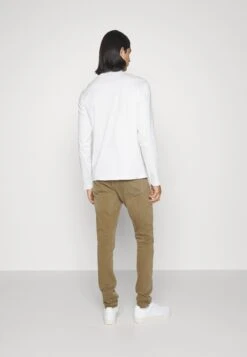 J.Lindeberg Ace Mock Neck Maglietta A Manica LungaWhite Uomo T-shirt E Polo JL122O06G-A11 -Vendite Boss b5251477674f4df8966179ee34f8a892