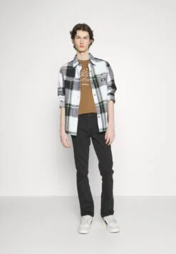 Volcom VortaJeans A SigarettaBlack Out Uomo Jeans V1922G02M-Q11 12 Volcom VortaJeans A SigarettaBlack Out Uomo Jeans V1922G02M-Q11 -Vendite Boss c44662685a64485aa82624b21353c2a8