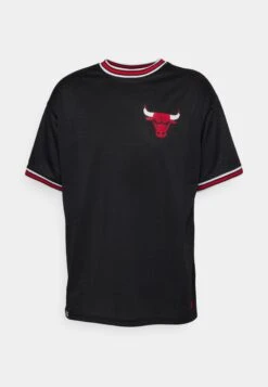 NEW ERA Nba Chicago BullsOversizeTeeSquadraBlack/Red Uomo T-shirt E Polo NE342D0N7-Q11 8 NEW ERA Nba Chicago BullsOversizeTeeSquadraBlack/Red Uomo T-shirt E Polo NE342D0N7-Q11 -Vendite Boss c4ac6637d29c496985f6d8787e90fab3
