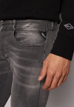Replay Anbass White ShadesJeans Tapered FitLight Grey Uomo Jeans RE322G0HS-C11 12 Replay Anbass White ShadesJeans Tapered FitLight Grey Uomo Jeans RE322G0HS-C11 -Vendite Boss d26b7b89ee0748c59b627086a67daa85