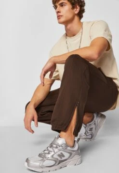 URBAN CLASSICS Sweatpants SpPantaloni SportiviBrown Uomo Pantaloni UR622J002-O11 15 URBAN CLASSICS Sweatpants SpPantaloni SportiviBrown Uomo Pantaloni UR622J002-O11 -Vendite Boss df4f1e922564474ab7733fd5b4da4e4e