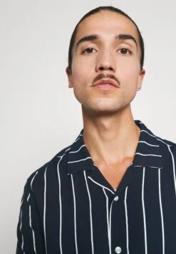 Pier One CamiciaDark Blue Uomo Camicie PI922D0BP-K11 -Vendite Boss e6e9fc23e1cd46fc87b552b5249f1636