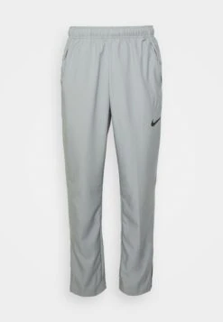 Nike Performance Team PantPantaloni SportiviParticle Grey/Black Uomo Pantaloni N1242E267-C11 8 Nike Performance Team PantPantaloni SportiviParticle Grey/Black Uomo Pantaloni N1242E267-C11 -Vendite Boss f6d88675c91d4fd2a9b5bf8424c3071b