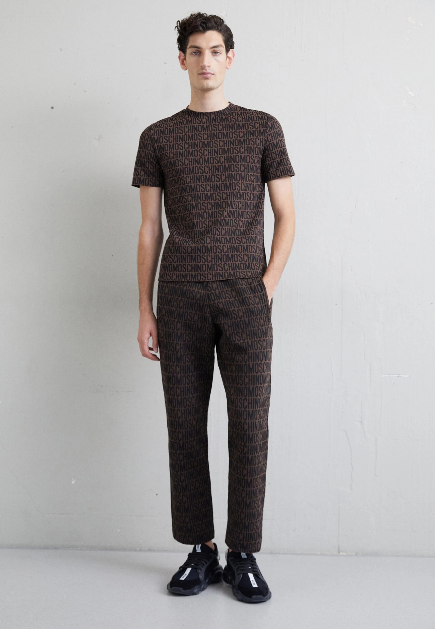 MOSCHINO TrousersPantaloni SportiviFantasy Brown Uomo Pantaloni 6MO22E01X-O11 2 MOSCHINO TrousersPantaloni SportiviFantasy Brown Uomo Pantaloni 6MO22E01X-O11 - immagine 2